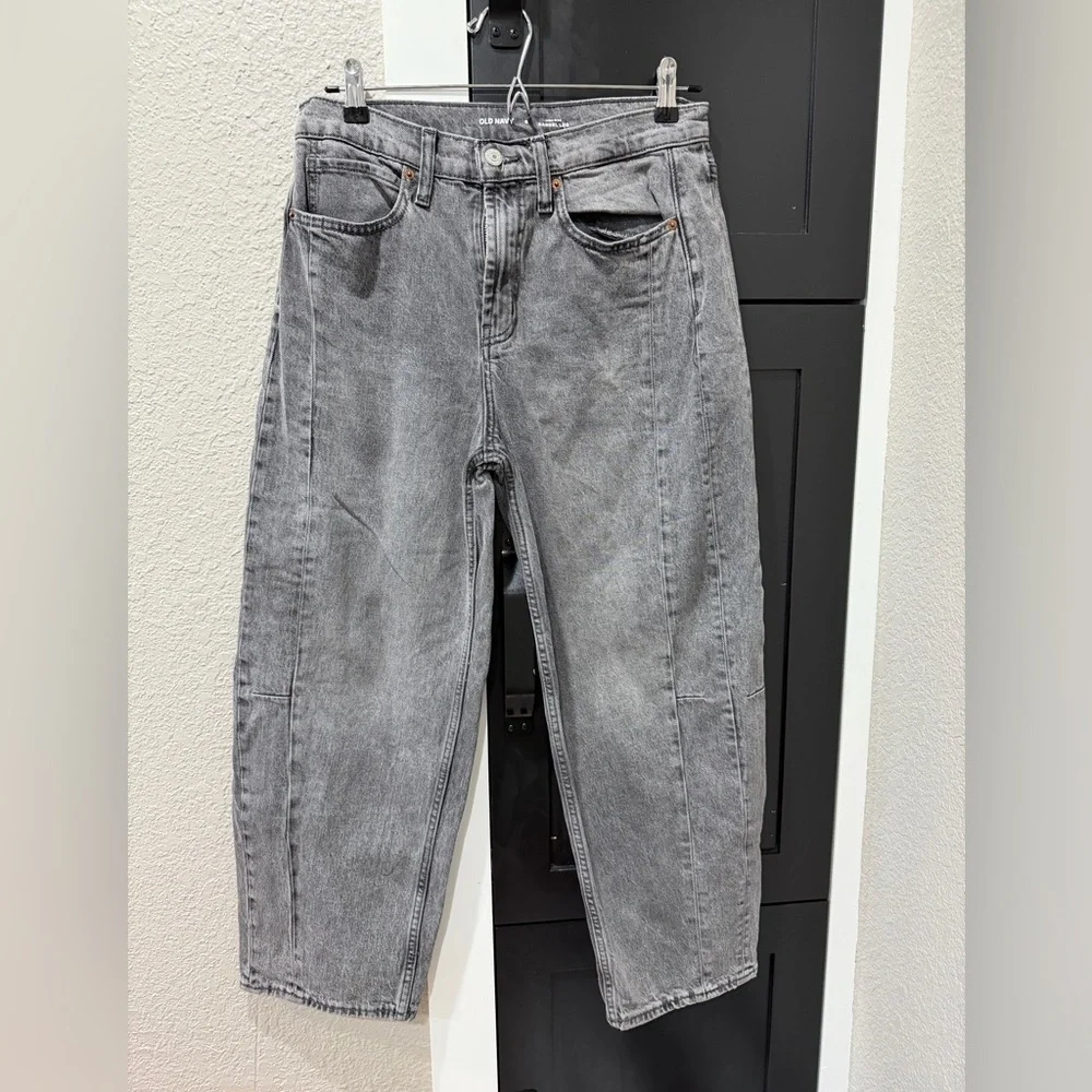 Old Navy Women's High-Rise Barrel Leg Jeans in Black Wash. - Picture 5 of 8